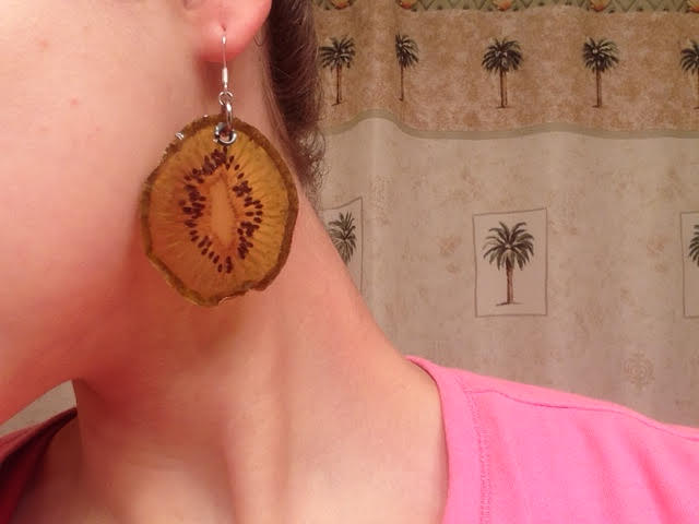 miliany_wearing_kiwi_earring
