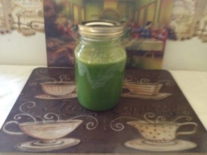 green_juice_in_mason_jar